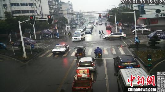 湖北一幼儿遭硬物卡喉生命垂危交警护送及时救助