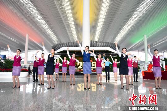 南航空乘、地服广州白云机场上演春运快闪