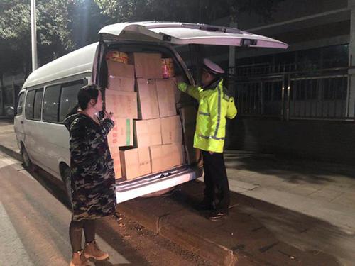 出车祸掏钱求路人“别报警”车主非法运输烟花爆竹被拘