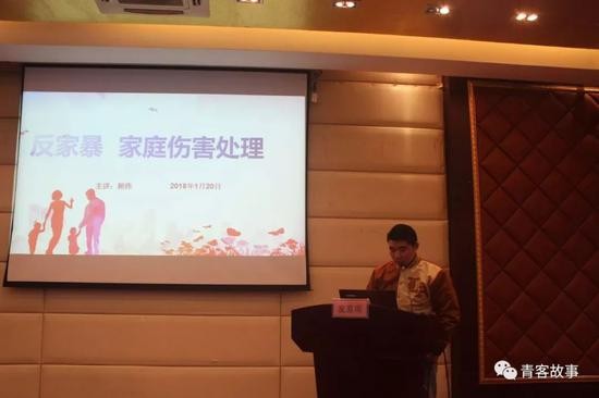 作为白丝带志愿者宣讲的顾伟