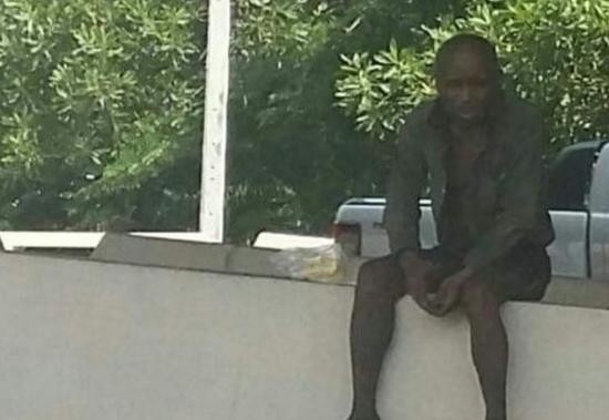 老人在路边苦等着女儿。(台媒)