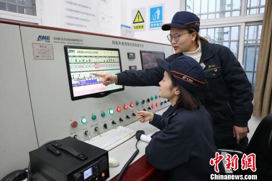 春运中的“90后”女子机械师：每天给50多组动车做“美容”