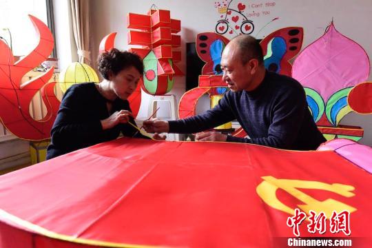 山西安泽脱贫摘帽：村民自制党旗花灯迎新春