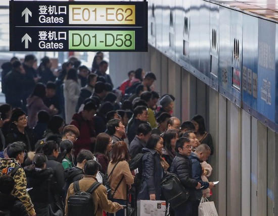 1月29日，旅客们在首都机场准备乘机出发。摄影/新京报记者 陶冉