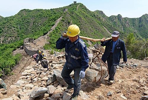 工人在秦皇岛板厂峪长城修复现场施工。新华社记者 杨世尧摄