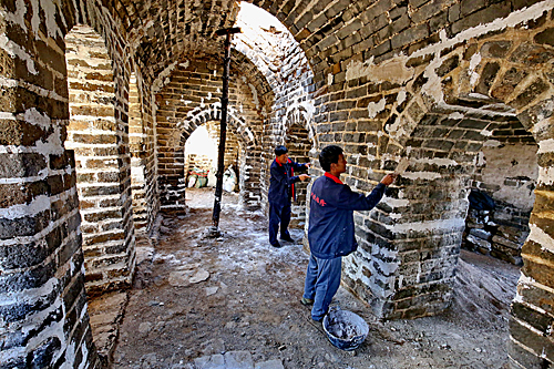 工人在秦皇岛市卢龙县佛儿峪长城4号敌楼施工。新华社记者杨世尧摄