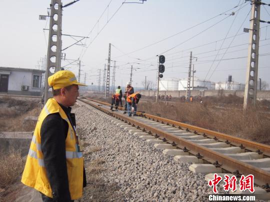 太原铁路职工利用“天窗点”检修保障春运安全