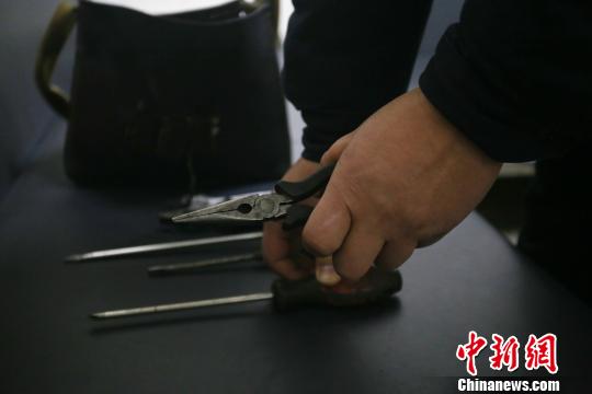 残疾人列车上的“专科医生”：给旅客一个舒适春运