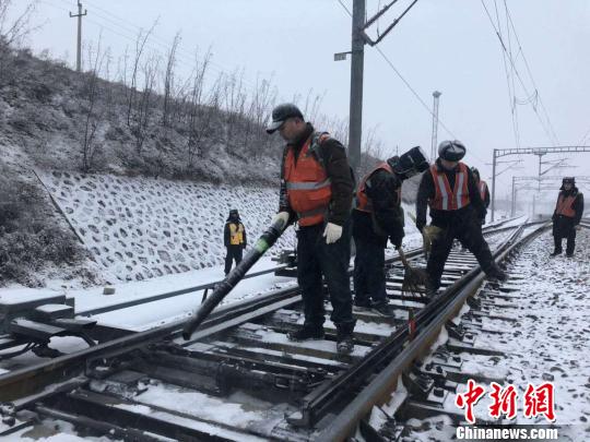 太原铁路职工顶风冒雪为春运保驾护航