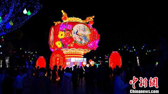 广东惠州西湖灯会亮灯吸引众多海内外游客