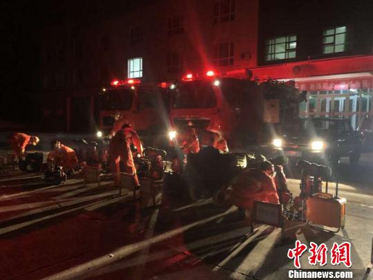 新疆塔城发生5.2级地震救援力量抵达震中展开排查