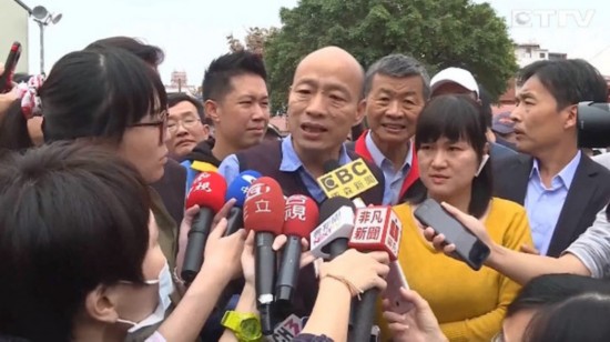 韩国瑜皱眉出手要查高雄房价。(图片来源:台湾“东森新闻云”)