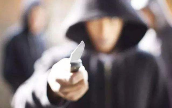 因一个小视频疑心女友与男同事暧昧，冲动少年提刀见“情敌”