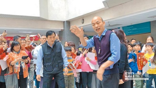 韩国瑜（右）1日又被拱选2020，笑说&ldquo;我感觉好像是孙悟空，被唐三藏下了紧箍咒！&rdquo;（图片来源：台湾&ldquo;中时电子报&rdquo;）