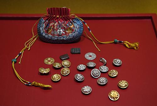 这是刺绣荷包里装的“压岁钱”。新华社记者 金良快 摄