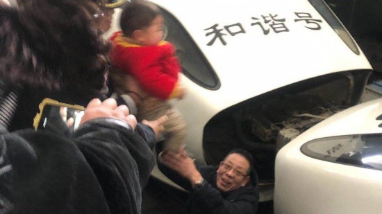 男童跌落动车轨道,被现场的工作人员救起。网络图片