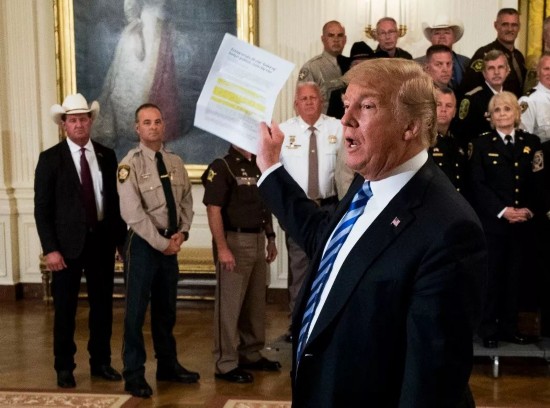 ▲资料图片:2018年9月,白宫,特朗普总统说在《纽约时报》发表匿名观点文章的作者“不诚实”。(《纽约时报》中文网)