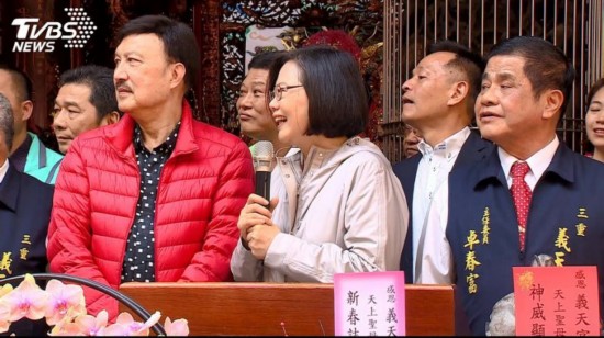 蔡英文（中）（图片来源：TVBS）