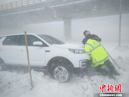 大年初二遇风吹雪新疆额敏交警及时救援护航团圆路