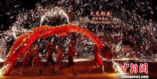北京欢乐谷春节“百艺闹春”非遗表演“火龙钢花”等上演