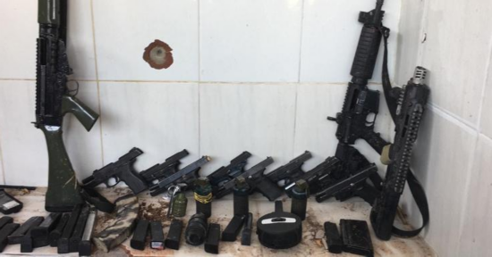 里约警方在行动中收缴的武器 图片来自央视新闻客户端