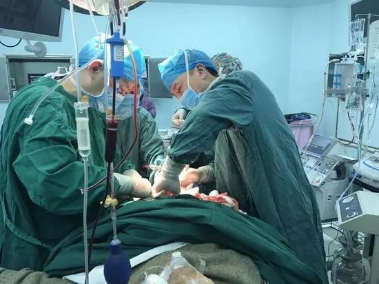 楼健颖和其他医护人员在抢救中