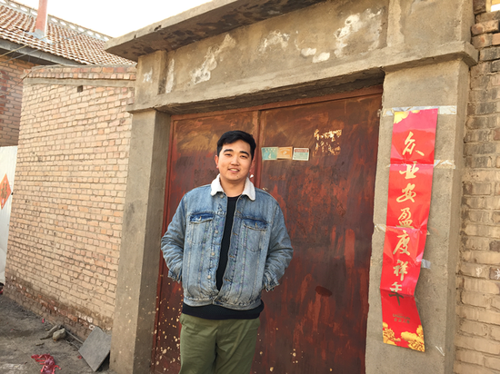   作者在姥姥家的旧房子前 