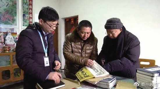 明德茂（右）将老族谱赠予泰兴博物馆。