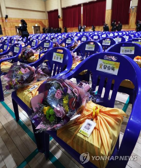 毕业典礼现场，放了250把空椅子。（韩联社）