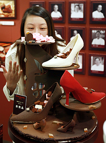  情人节临近，日本东京的一家百货商店的巧克力热卖。新华社记者 孙巍 摄