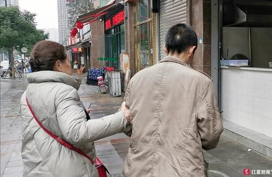  吴淑亨带儿子回家