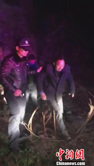 六旬老人受伤被困窑洞4小时获救