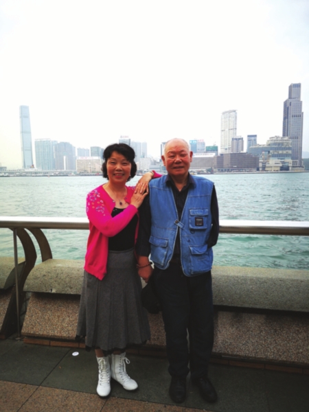 　　张真源与陈玲娣在香港。照片由陈玲娣提供