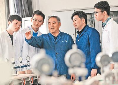 龚晓南(左三)与学生们讨论实验样品。卢绍庆摄