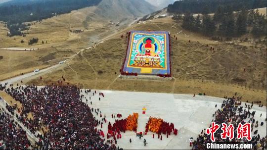 “世界藏学府”拉卜楞寺晒佛五万余人雪中瞻佛