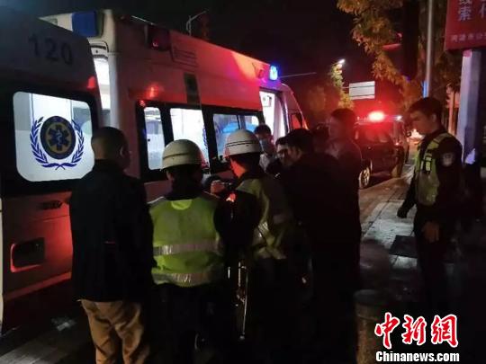 广东民警纵身跳河勇救轻生女获民众点赞