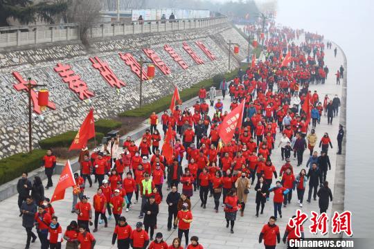 元宵节咸阳近万民众徒步走“节日+体育”促全民健身