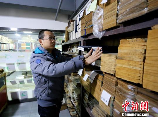 兰州“80后”收藏古籍文献万余册:只为留住时代记忆