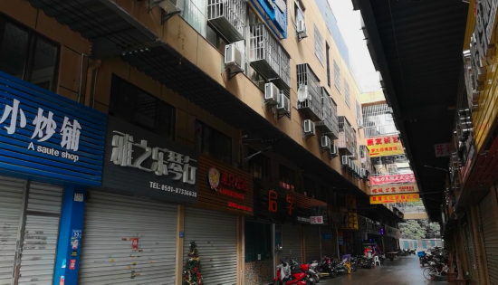 　　图为赵宇家楼下。 新京报记者 黄启鹏摄