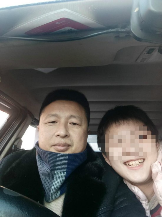 何海波带着小逸开出租,父女俩每天的大部分时间都在车里度过,一晃已有10年。受访者供图