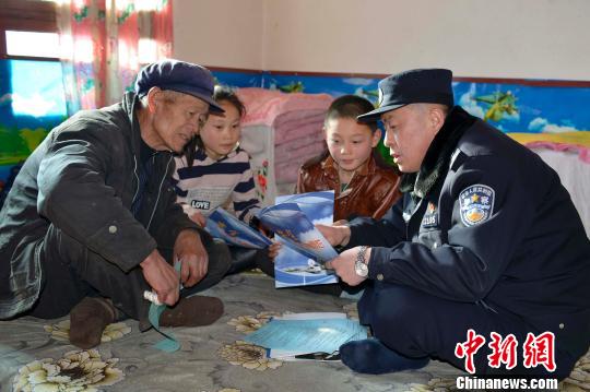 甘肃铁路工人脚步丈量铁道线排查隐患守护安全30载