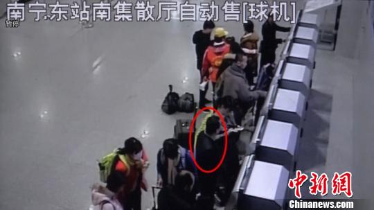 广西男子自动售票机前假装“好心人”行骗被抓