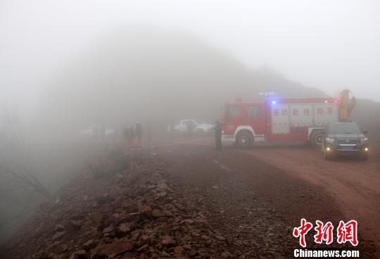 桂林一越野车坠入百米山崖致三死一伤　　