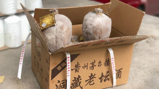 涉事三无“网红”洞藏酒。   新京报记者 游天燚 摄