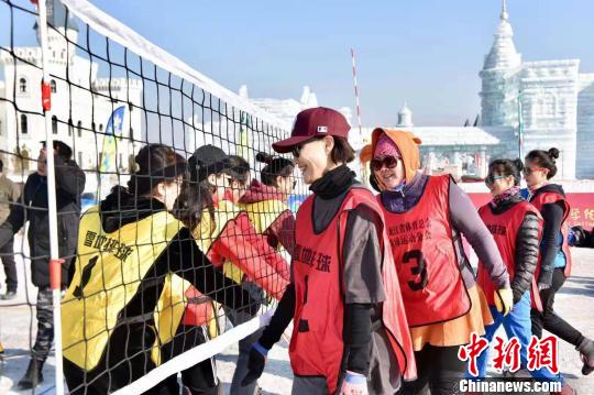 中国200名排球选手中国北疆雪地上赛球技