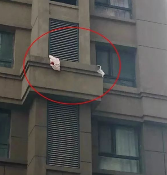 事发后，女童身着的一件衣服被发现挂在了楼体5层的外墙上。受访者供图