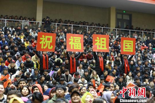 扬州一高校开学第一课数千师生快闪演绎《我和我的祖国》