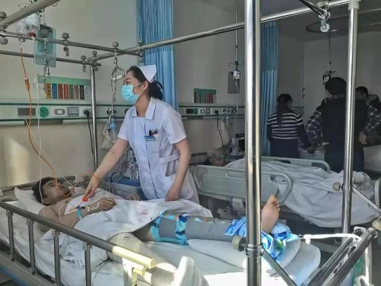 锡林郭勒盟蒙医医院，接受治疗的伤者。    新京报记者 王飞 摄