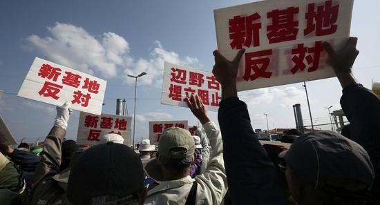 日本居民反对美军基地搬迁,图片来自美联社
