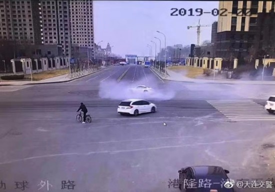 　保时捷闯红灯玩漂移现场 微博@大连交警 图